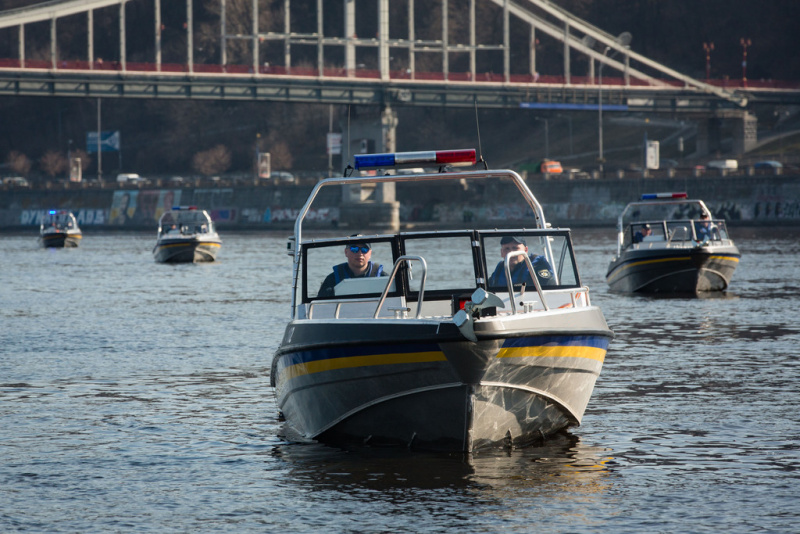 Порошенко передал Нацполиции 102 автомобиля и 10 катеров